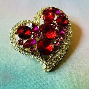 📦 REDUCED! Elegant Red and Gold Heart Brooch